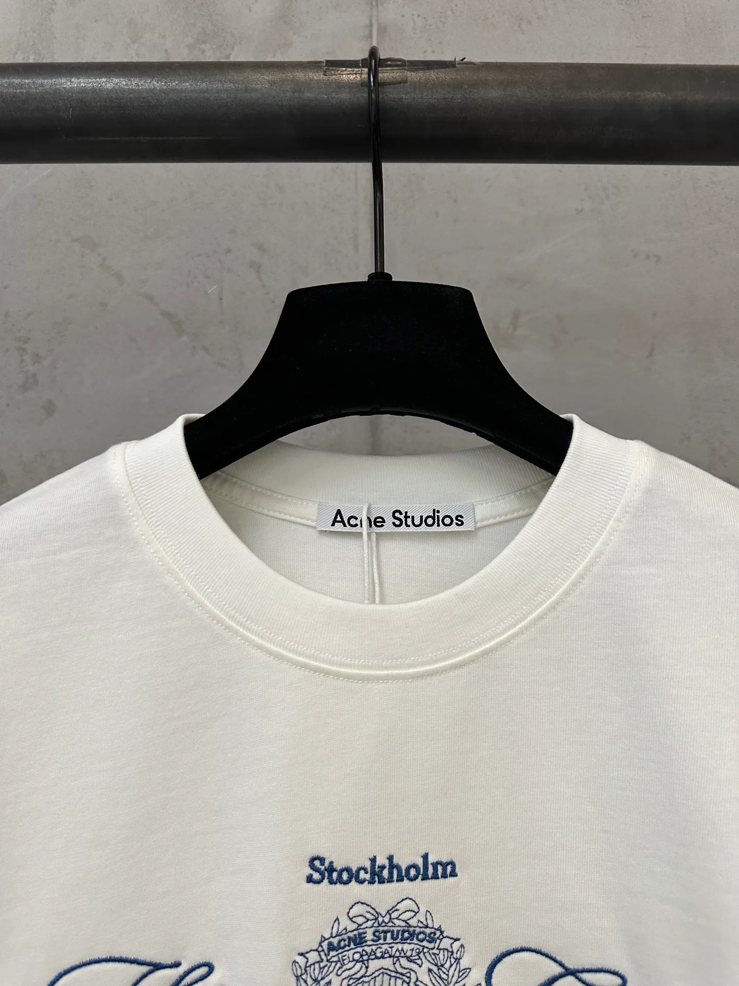 160 Acne studio FW 26 Retro American badge Blue embroidery long-sleeved T-shirt Fabric: High-definition super heavyweight cotton double yarn compact Xinjiang cotton Weight gram Paired with 2*2 Salona rib Clean cloth surface Clear cloth texture Firm and stiff High color fastness No change in shape No Color Change Customized hardware Thread Accessories Matching version Men and women Same Style Color: White Size: XS S M L XL